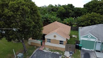 10521 SW 207th St in Cutler Bay, FL - Building Photo
