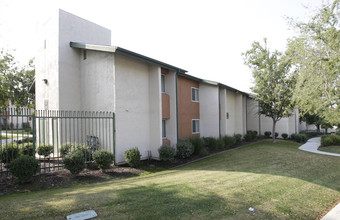 Panorama Park Apartments in Bakersfield, CA - Building Photo - Building Photo