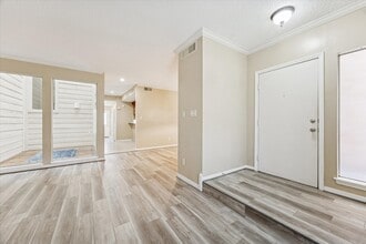 5933 Woodway Place Ct in Houston, TX - Building Photo - Building Photo