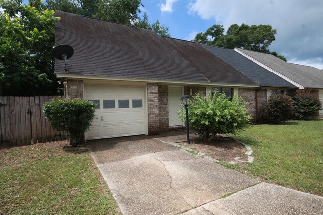 7061 Heather Oaks Dr in Pensacola, FL - Building Photo - Building Photo