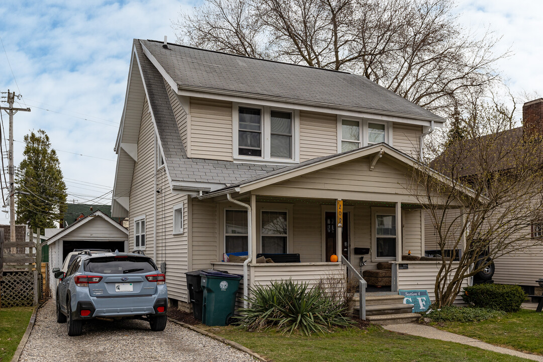 209 River St in East Lansing, MI - Building Photo