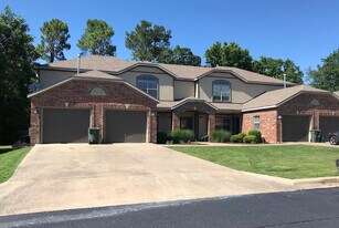 200 E Granada St, Unit 3 in Fayetteville, AR - Building Photo