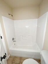121 Mockingbird Xing in Durant, OK - Building Photo - Building Photo