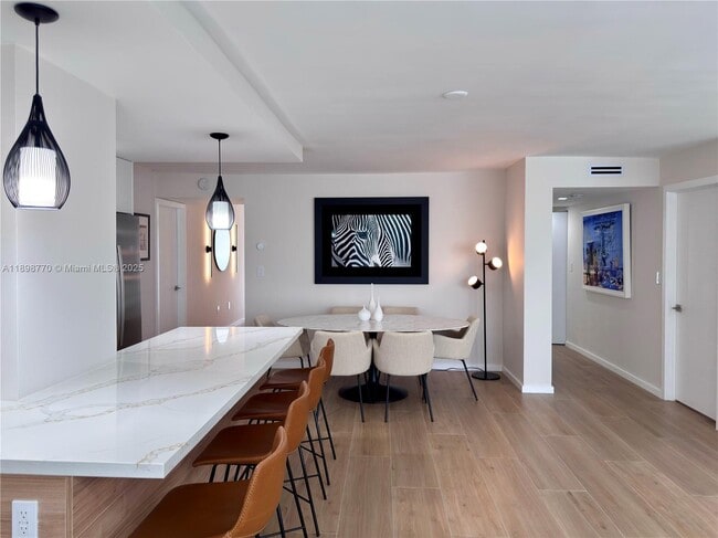 10230 Collins Ave, Unit 102 in Bal Harbour, FL - Foto de edificio - Building Photo