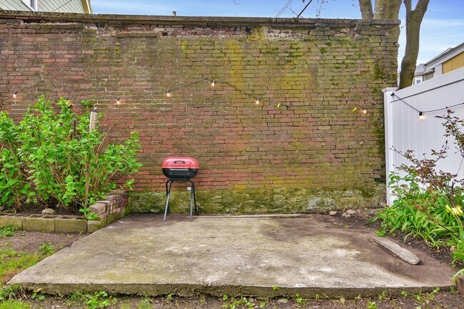 57 Round Hill St in Boston, MA - Building Photo - Building Photo
