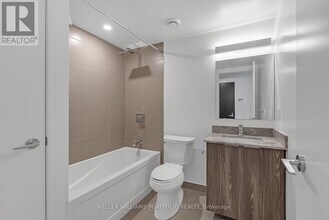 501 Yonge St in Toronto, ON - Building Photo - Building Photo