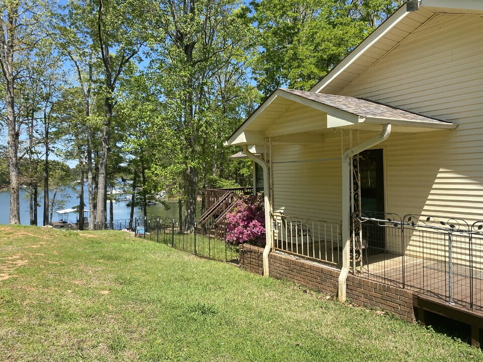 242 Bertha Allen Rd in Westminster, SC - Building Photo