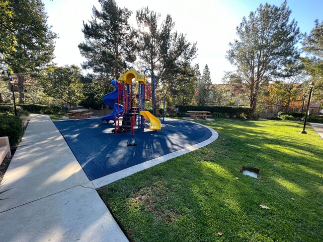 269 Calle Orovista in Camarillo, CA - Foto de edificio - Building Photo