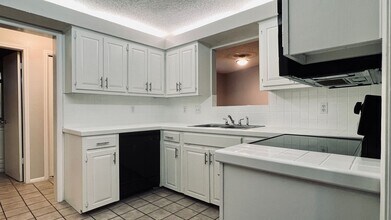 9201 Simmons Rd in Austin, TX - Foto de edificio - Building Photo
