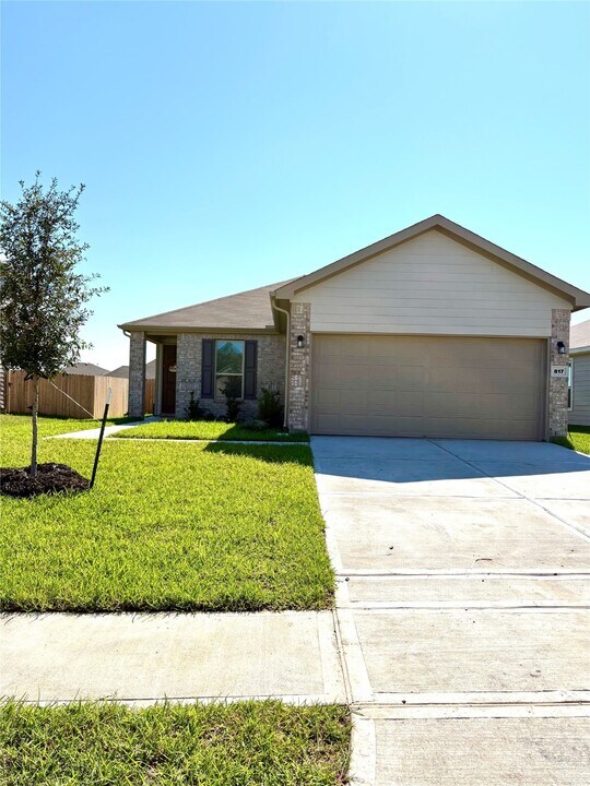 817 Imperial Lp in Alvin, TX - Building Photo