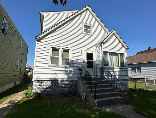 property at 13512 S Mackinaw Ave
