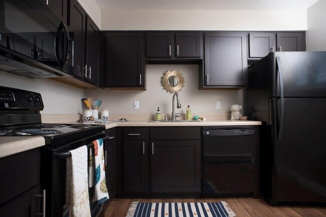 Crescent Centre Apartments & Townhomes in Louisville, KY - Foto de edificio - Building Photo