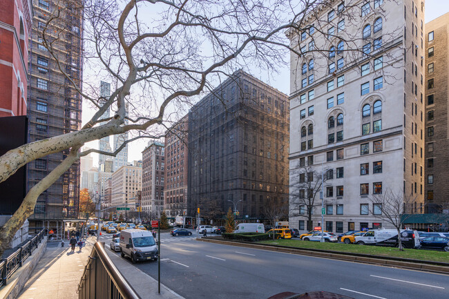 Medical Cooperatives in Residential Building in New York, NY - Foto de edificio - Building Photo