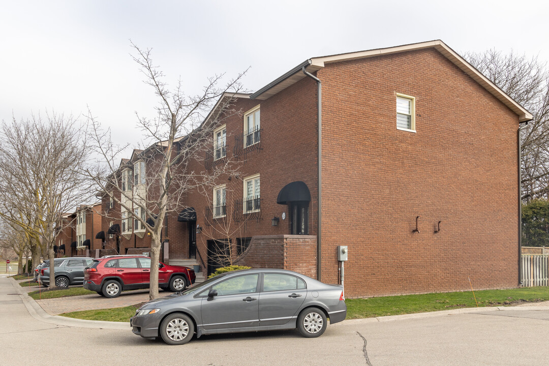 21 Red Maple Crt in Toronto, ON - Building Photo