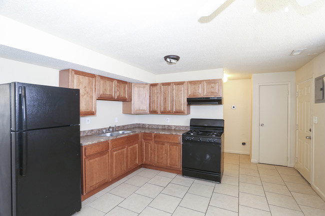 Green Village Townhomes in Kansas City, MO - Building Photo - Interior Photo