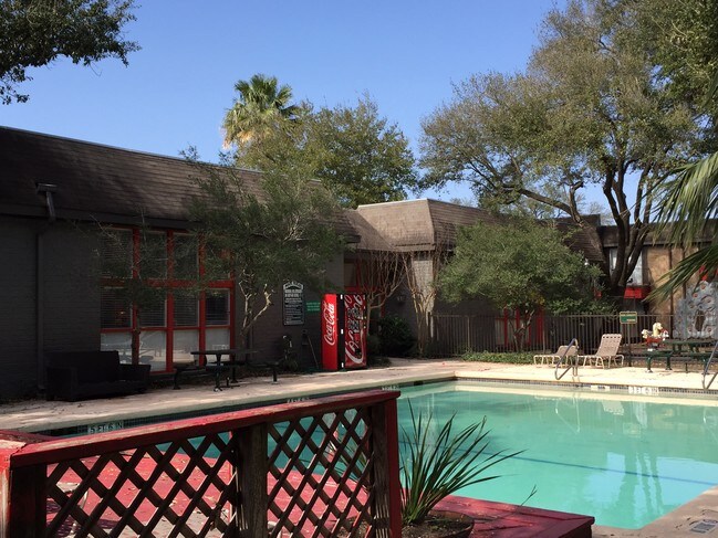 3737 Hillcroft photo'