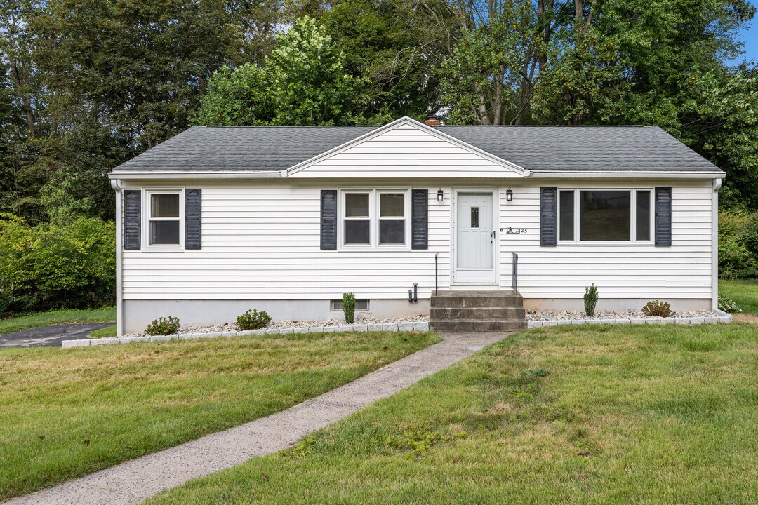 1325 Avon Blvd in Cheshire, CT - Building Photo