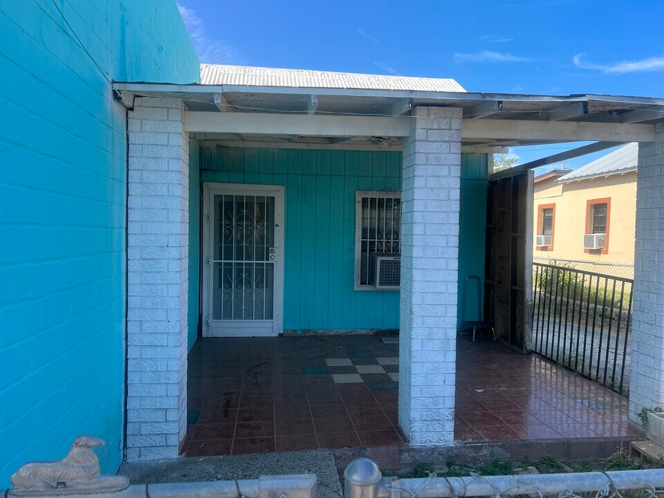 1715 Benavides St in Laredo, TX - Building Photo