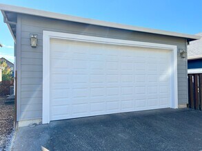 3075 NW Flame Tree Ln in Albany, OR - Building Photo - Building Photo