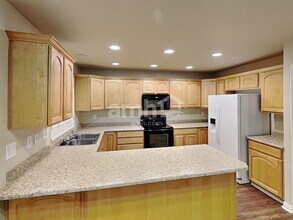 932 Foxboro Dr in North Salt Lake, UT - Foto de edificio - Building Photo