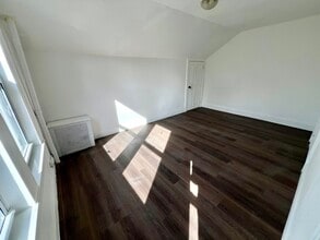 9924 Ascan Ave in Forest Hills, NY - Foto de edificio - Building Photo