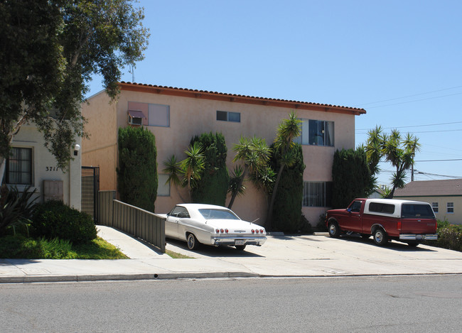 3070 Landis St in San Diego, CA - Foto de edificio - Building Photo