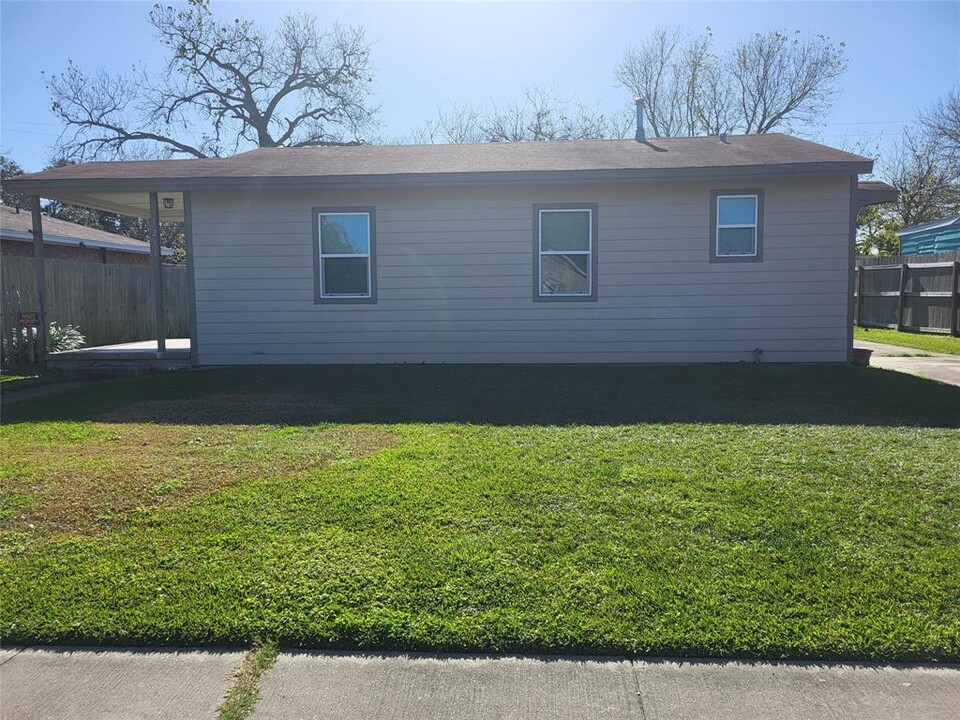 1211 9th St N in Texas City, TX - Building Photo