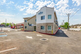 VS Apartments in Medford, OR - Building Photo - Building Photo