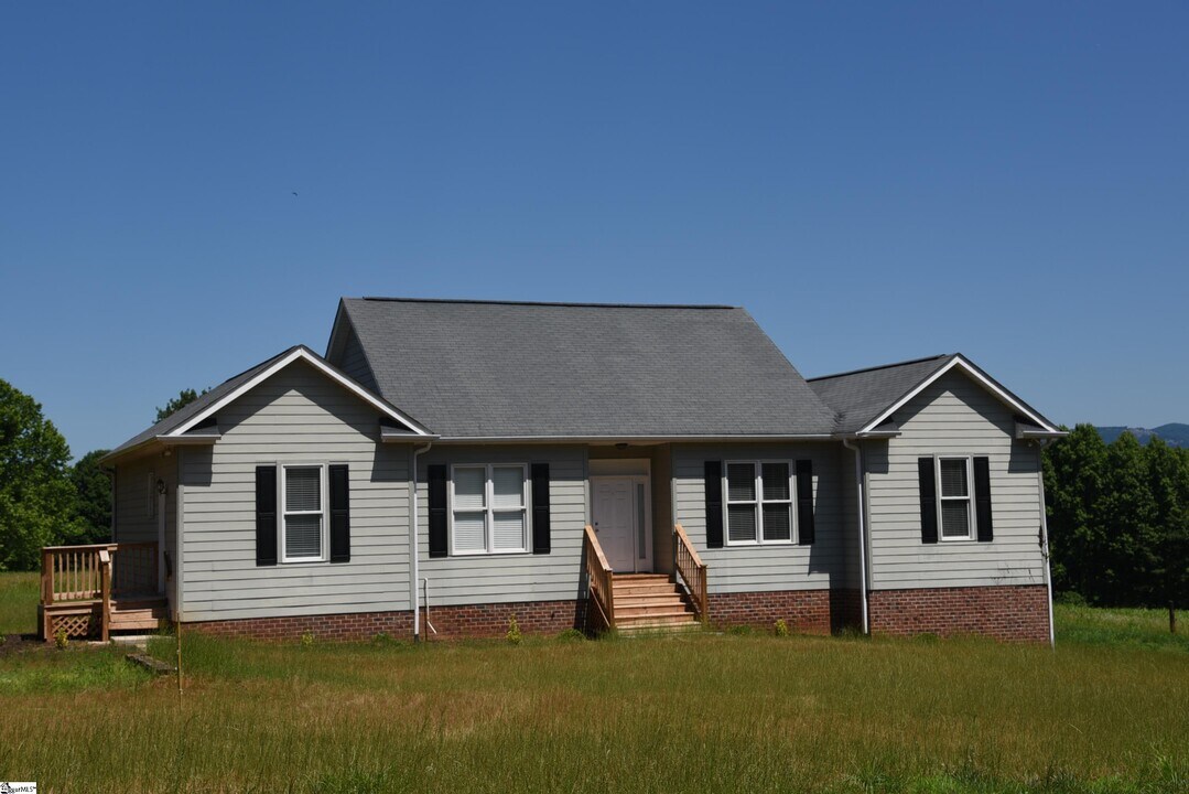 3965 N Hwy 101 in Greer, SC - Building Photo