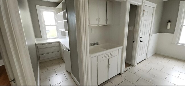 127 Smalley St, Unit 2 in New Britain, CT - Building Photo - Building Photo