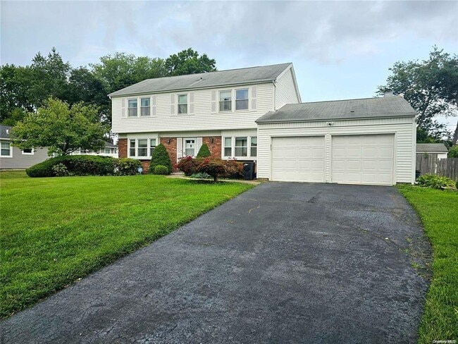 9 Maureen Ln in Stony Brook, NY - Building Photo - Building Photo