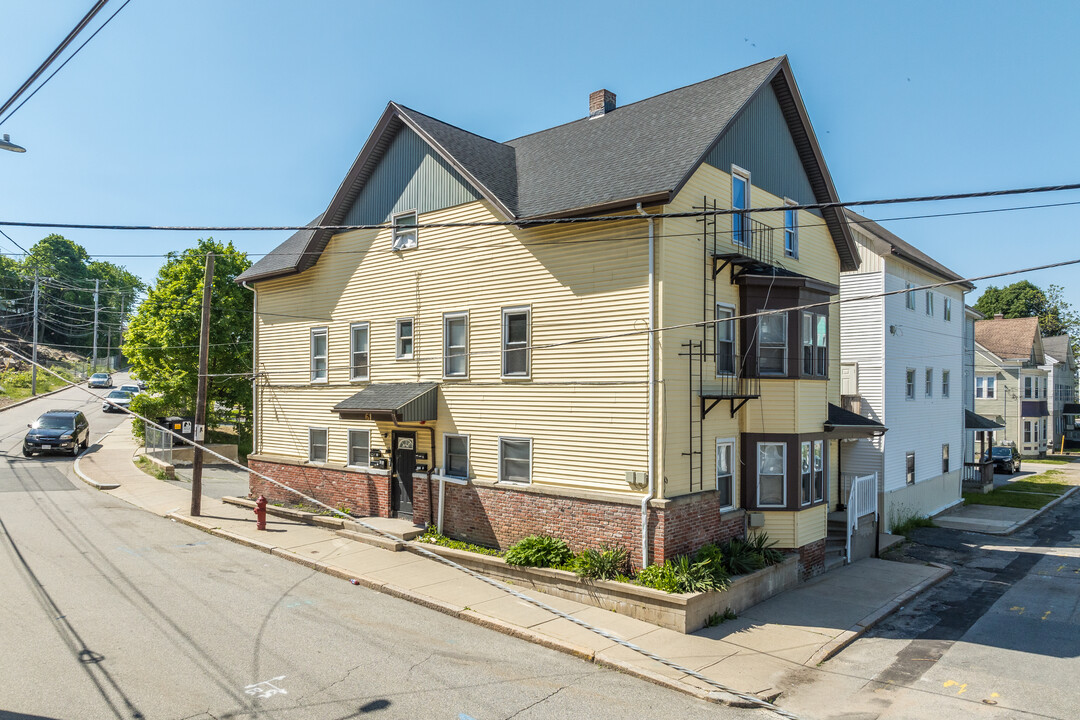 61 Elm St in Woonsocket, RI - Foto de edificio