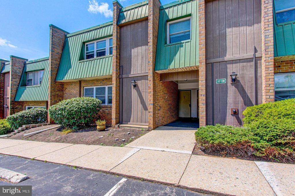119 Meadowview Ln in Mont Clare, PA - Building Photo