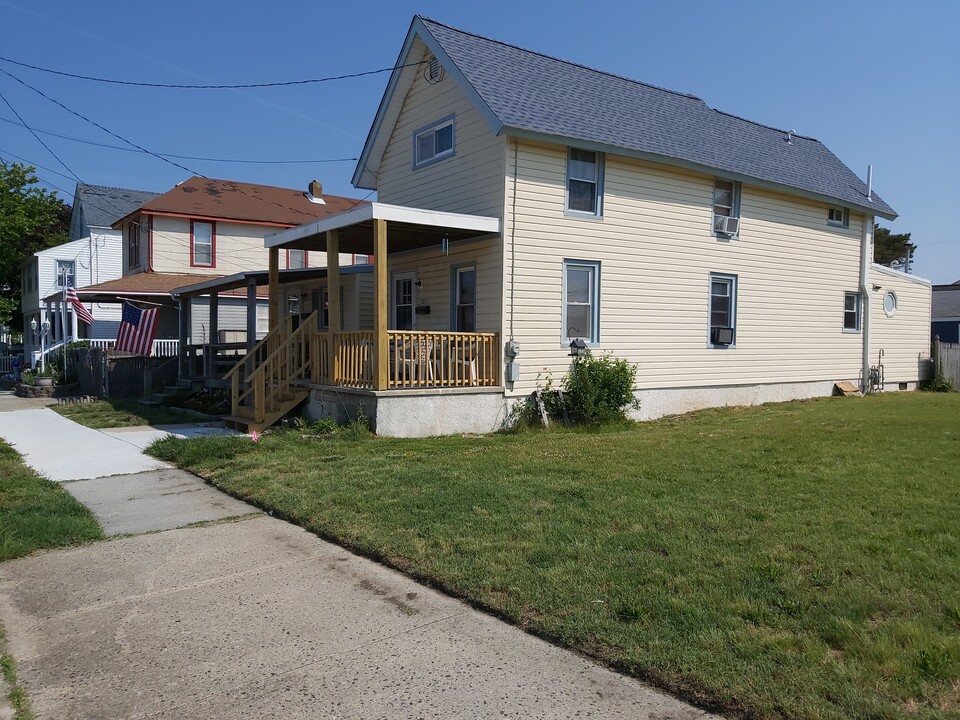 123 W Andrews Ave in Wildwood, NJ - Building Photo