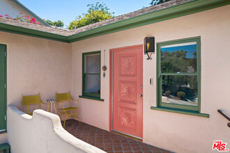 6196 Oak Crest Way in Los Angeles, CA - Building Photo - Building Photo