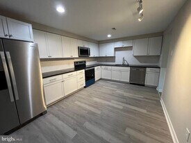 2042 Lenhart Rd in Hatfield, PA - Building Photo
