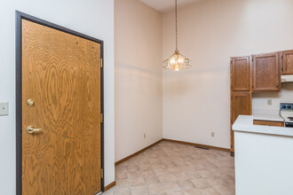 2201 N Kimball St, Unit 6 in Mitchell, SD - Foto de edificio - Building Photo