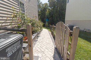 3624 Stonewall Manor Dr in Triangle, VA - Building Photo