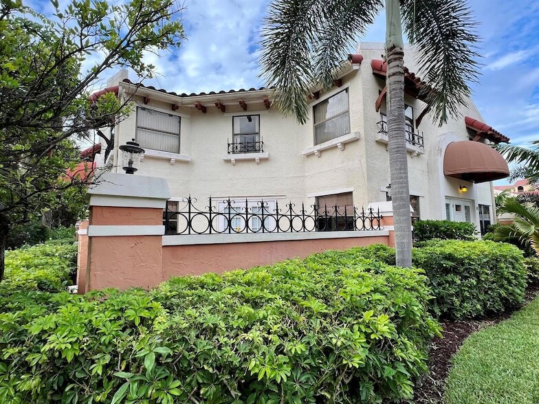 13 Uno Lago Dr, Unit 401-216 in North Palm Beach, FL - Building Photo