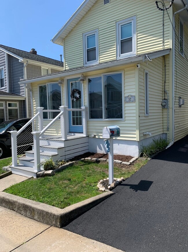 37 Lawrence Ave in Milford, CT - Building Photo - Building Photo