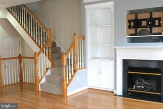 1601 Leeds Castle Dr in Vienna, VA - Building Photo - Building Photo