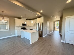 8059 NE Sabo St in Hillsboro, OR - Building Photo - Building Photo