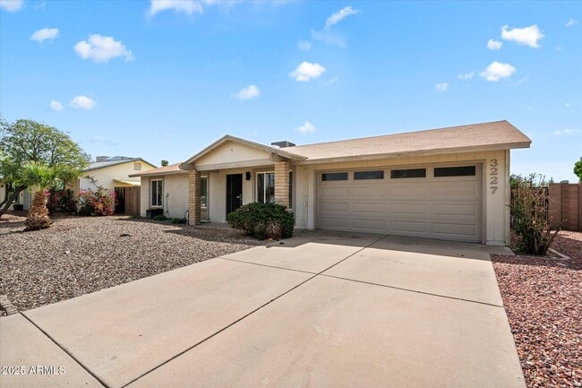 3227 E Helena Dr in Phoenix, AZ - Foto de edificio - Building Photo