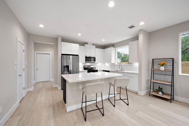 8670 Easthaven Blvd in Houston, TX - Foto de edificio - Building Photo