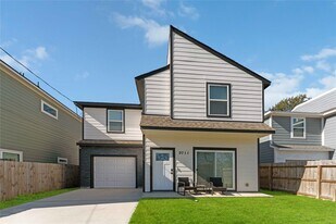 9711 Beckley St in Houston, TX - Building Photo