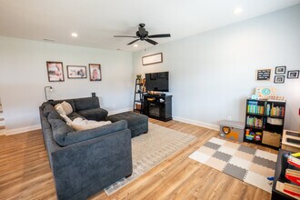 1068 Brownstone Ln in Forest, VA - Foto de edificio - Building Photo
