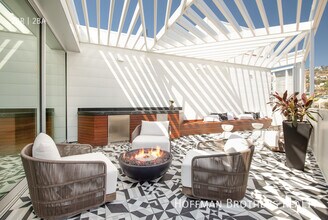 1030 Kings Rd, Unit 202A in West Hollywood, CA - Foto de edificio - Building Photo