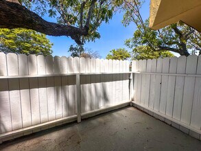 8332 Zelzah Ave, Unit 5 in Northridge, CA - Building Photo - Building Photo