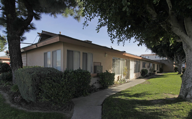 Stanton Apartments in Buena Park, CA - Foto de edificio - Building Photo