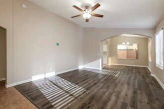 5035 W Kristal Way in Glendale, AZ - Building Photo - Building Photo